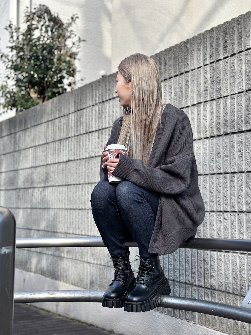 「ニットコーデ、カーディガン、カーディガンコーデ、グレーコーデ、グレーニット、デニムパンツ、デニムコーデ、シンプル、シンプルスタイル、金髪、金髪ロング、ブーツスタイル、ブーツイン、秋コーデ、きれいめカジュアル」｜「riendaのHIP UP DENIM ジャストウエストアンクルスキニー（デニムパンツ、ブルー系）」を使った、saiさん（骨格ウェーブ・レディース・160cm）の秋コーディネートの1枚目の写真