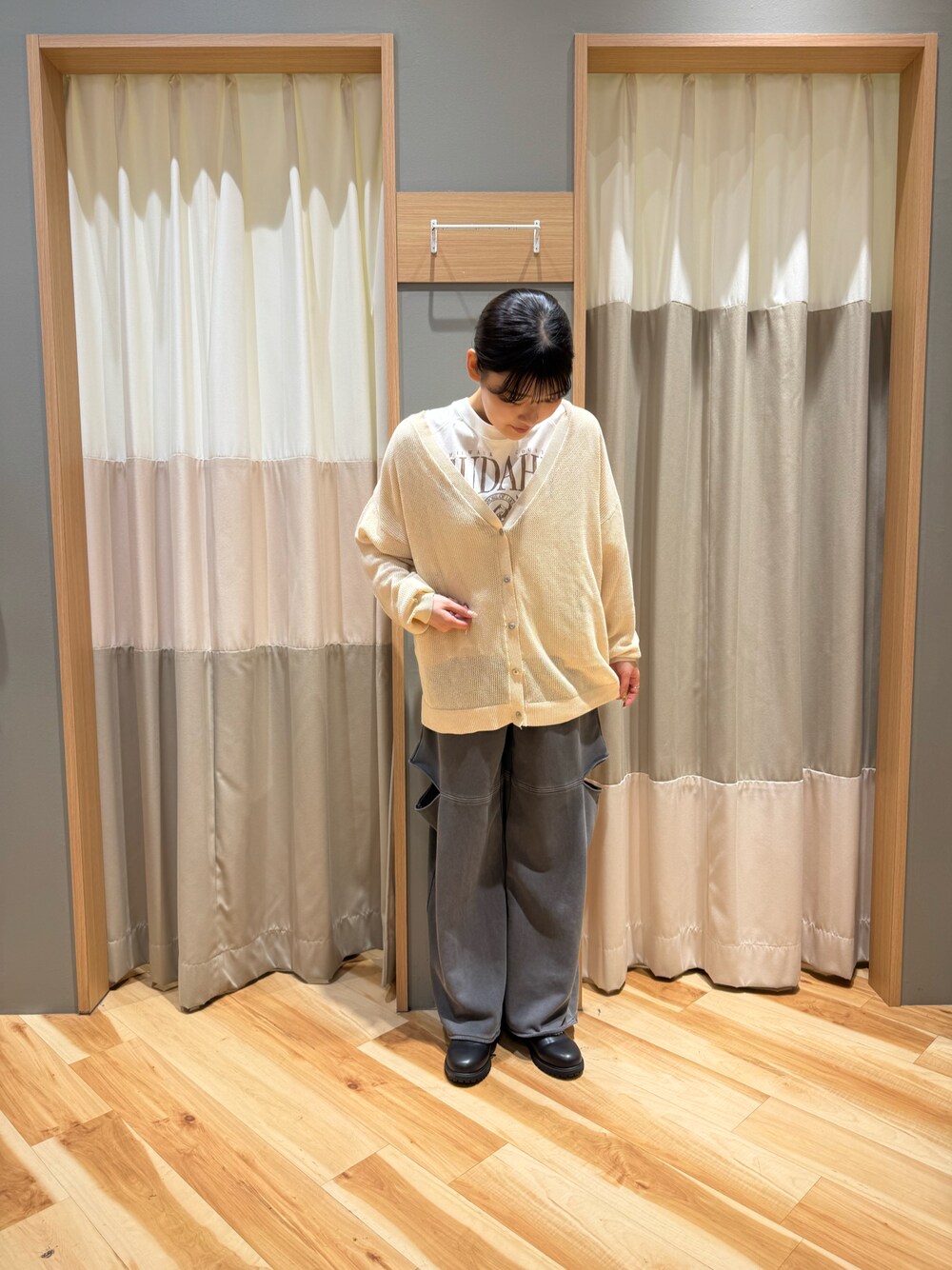 「夏コーデ、お出かけコーデ、低身長コーデ、カジュアル、シンプルコーデ、リラックススタイル、スウェットパンツ、カーディガン、メッシュ編み、Vネック、レッド、エスエムツー、SM2」｜「Samansa Mos2のベルトサボサンダル（ドレスシューズ、ブラック系）」を使った、kahoさん（レディース・156cm）の春コーディネートの1枚目の写真