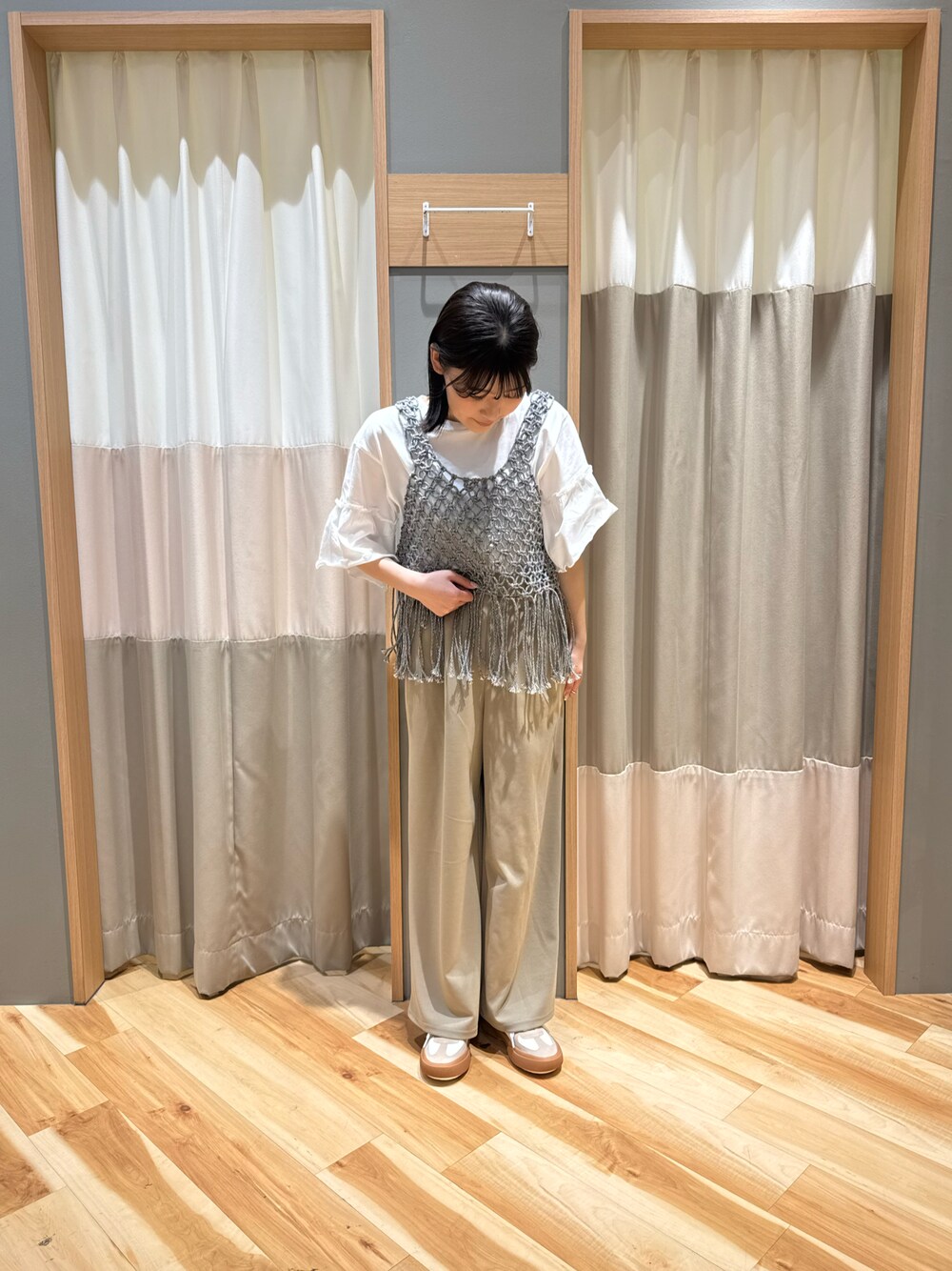ホワイト系のドレスシューズ、グレー系のトップス、ホワイト系のトップスを着用したレディースの春コーディネートの1枚目の写真
