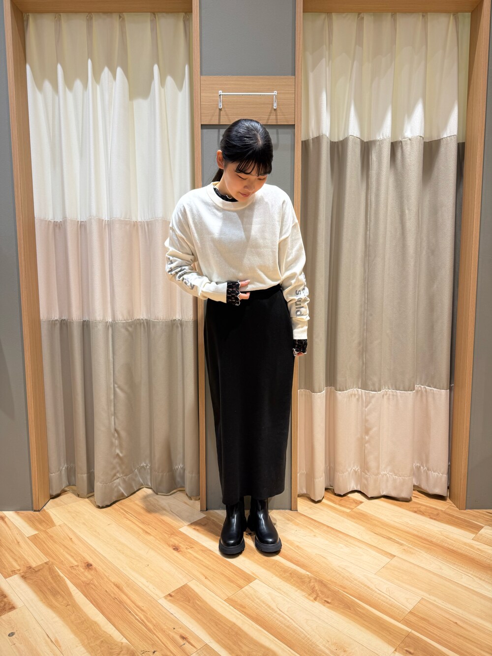 「お出かけコーデ、カジュアル、オトナカジュアル、きれいめコーディネート、Iラインスカート、ニットスカート、スリット、ブラック、ニット、ロゴデザイン、花柄、カットソー、サマンサモスモスブルー、Samansa Mos2 blue」｜「Samansa Mos2 blueのアイテム（スカート、ブラック系）」を使った、kahoさん（レディース・156cm）の冬コーディネートの1枚目の写真