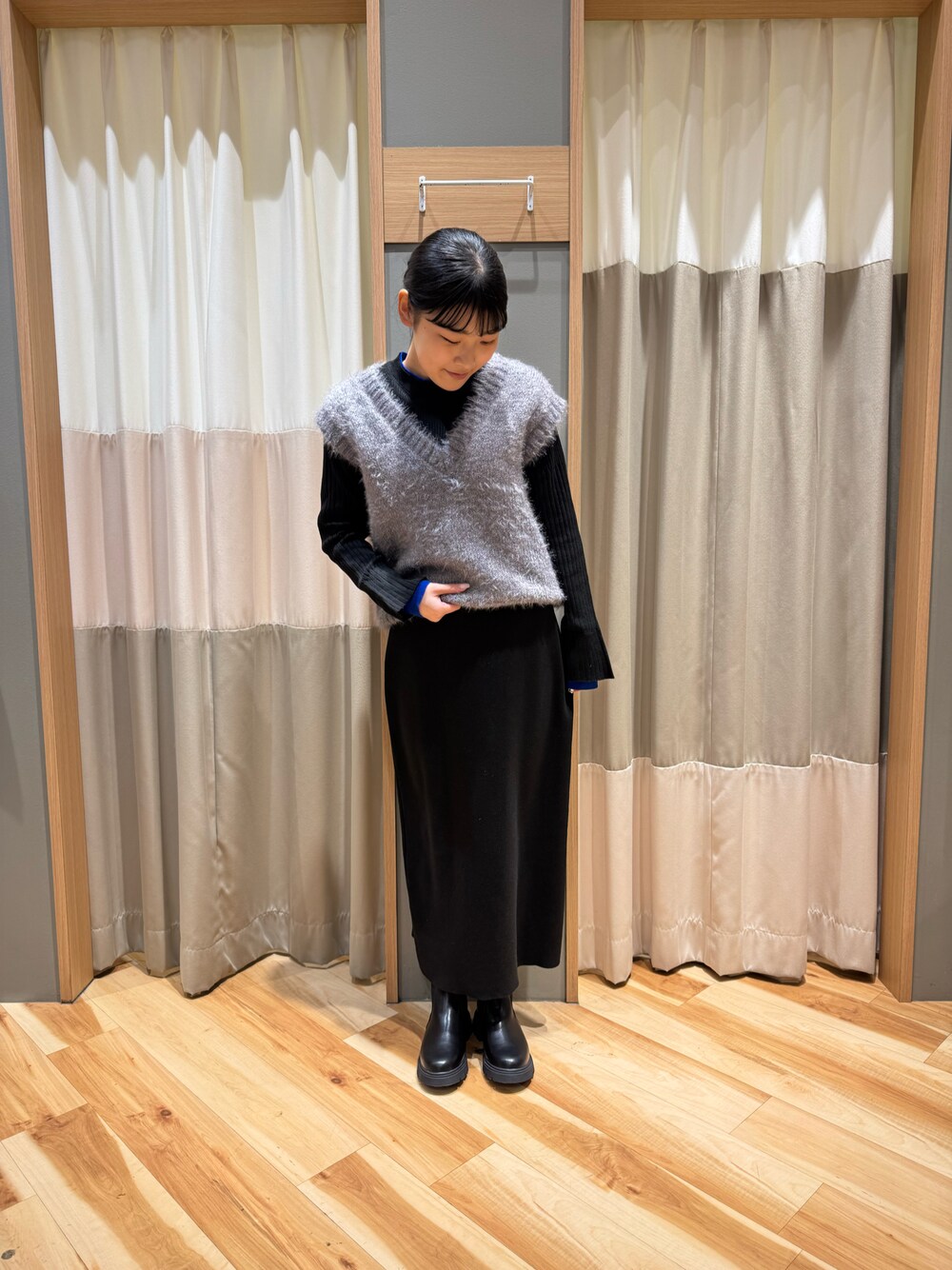 「お出かけコーデ、カジュアルコーデ、オトナカジュアル、きれいめコーディネート、ニットスカート、ブラック、ジャギーニット、Vネック、ベスト、配色ニット、ブルー、サマンサモスモスブルー、Samansa Mos2 blue」｜「Samansa Mos2 blueのアイテム（スカート、ブラック系）」を使った、kahoさん（レディース・156cm）の冬コーディネートの1枚目の写真
