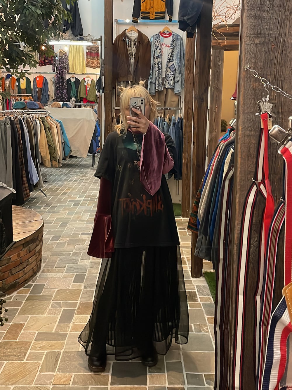 「バンドT、バンT、シースルー、シースルーワンピース、フレアスリーブ、古着、古着MIX、古着コーデ、古着屋店員、パンクコーデ、ロックT、slipknot、ベロア、グランジ」｜「VINTAGEのアイテム（Tシャツ/カットソー、ブラック系）」を使った、rinさん（レディース・157cm）の冬コーディネートの1枚目の写真