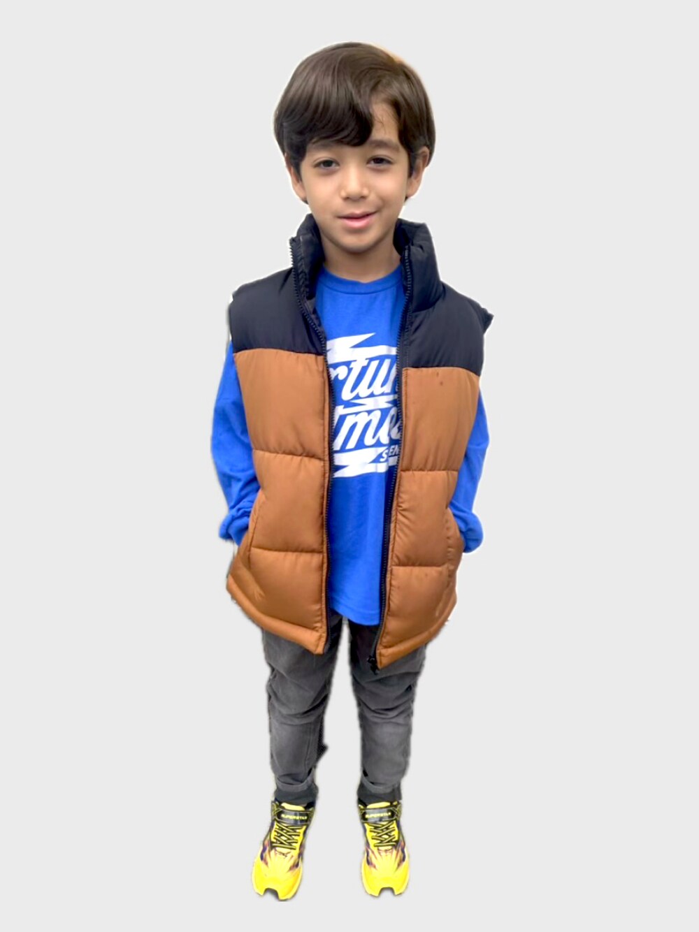 「ベスト、ロンティー」｜「pairmanonのアイテム（ダウンベスト、ブラウン系）」を使った、DENNISさん（キッズ・120cm）の秋コーディネートの1枚目の写真