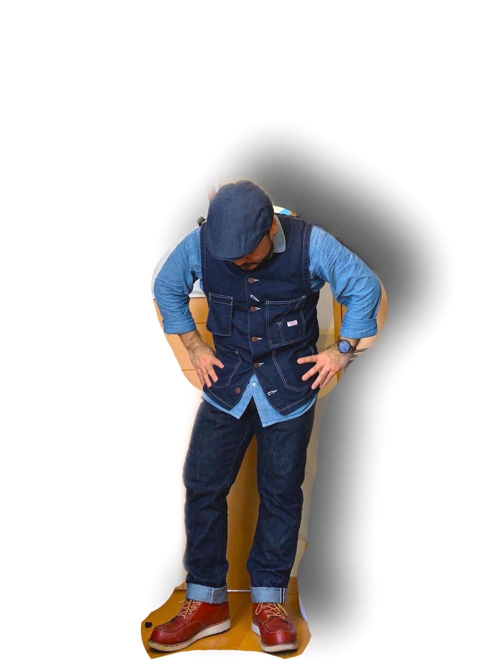 ブルー系のベスト、ブルー系のシャツ/ブラウス、ブルー系のデニムパンツを着用したメンズの春コーディネートの1枚目の写真