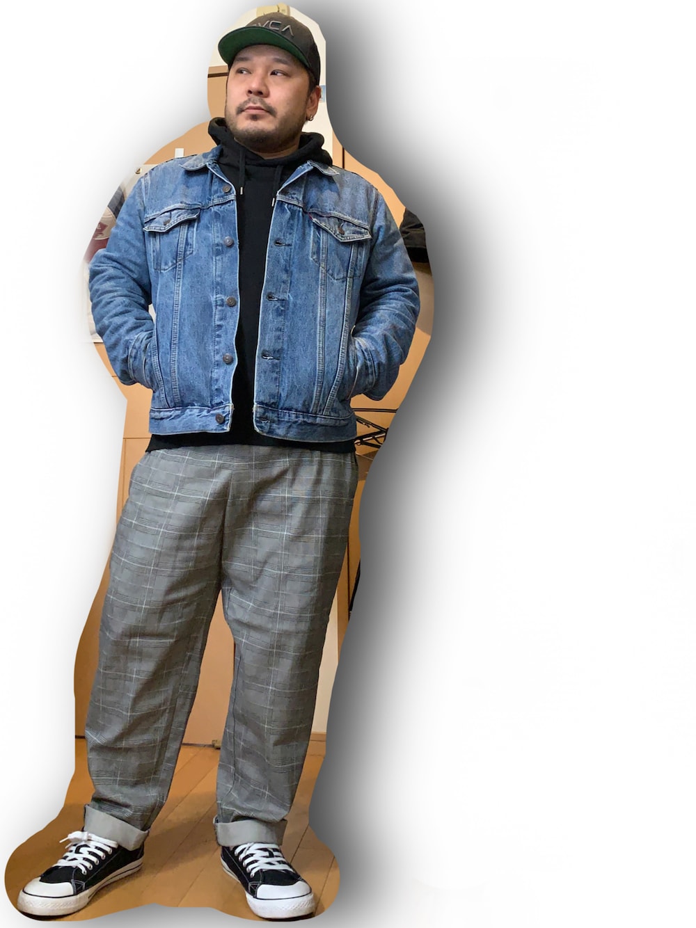 ブルー系のデニムジャケット、ブラック系のパーカー、ブラック系のスニーカーを着用したメンズの春コーディネートの1枚目の写真