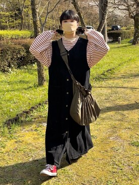 「converse」｜「アイテム（ジャンパースカート）」を使った、おさるさん（レディース・153cm）の春コーディネート