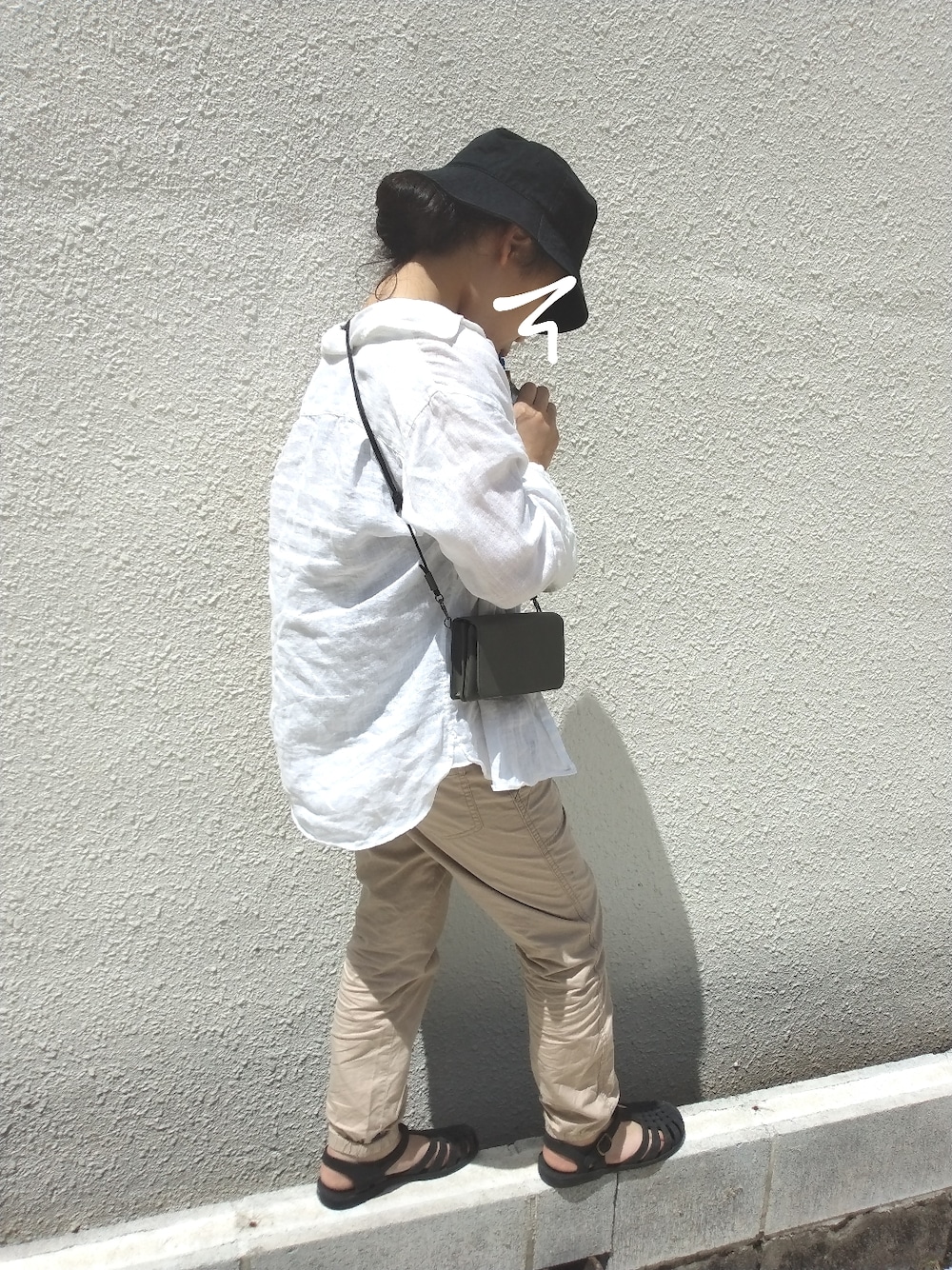 「ユニクロ、キッズファッション、SHIPS any、UNiCASE(UNiCASE)、グルカサンダル、バケットハット、ガーゼシャツ、おんなのこ、白シャツ、シンプル、プチプラ、ベージュパンツ」｜「WEGOのWEGO/プレーンバケットハット（ハット、ブラック系）」を使った、あーさんさん（キッズ・140cm）の夏コーディネートの1枚目の写真