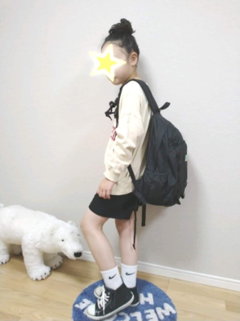「だから秋服が好き、おんなのこ、ショートパンツ、リュック、コンバース、小学生、トレーナー スエット、converse、karrimor」｜「CONVERSEのCONVERSE/コンバース オールスター ハイカット 32712041 定番 ブラック（スニーカー、ブラック系）」を使った、あーさんさん（キッズ・136cm）の秋コーディネートの1枚目の写真