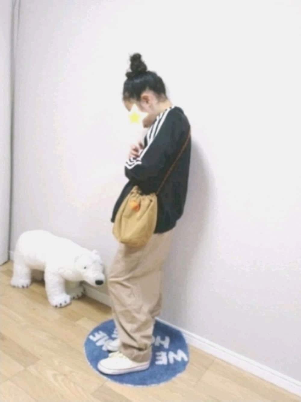 「だから秋服が好き、キッズファッション、シェフパンツ、GU、女の子、ジャージ、adidas originals、converse、universal overall」｜「GUのアイテム（パンツ、ベージュ系）」を使った、あーさんさん（キッズ・136cm）の秋コーディネートの1枚目の写真