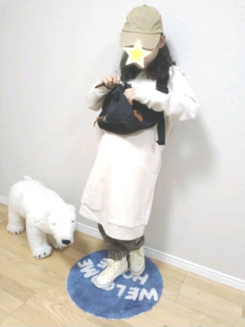 「だから秋服が好き、キッズファッション、おんなのこ、プチプラ、GU、シェフパンツ、ユニクロ、パーカーワンピース、チェックパンツ、Gregory、キャップ、コンバース」｜「UNIQLOのアイテム（ワンピース、ベージュ系）」を使った、あーさんさん（キッズ・136cm）の秋コーディネートの1枚目の写真