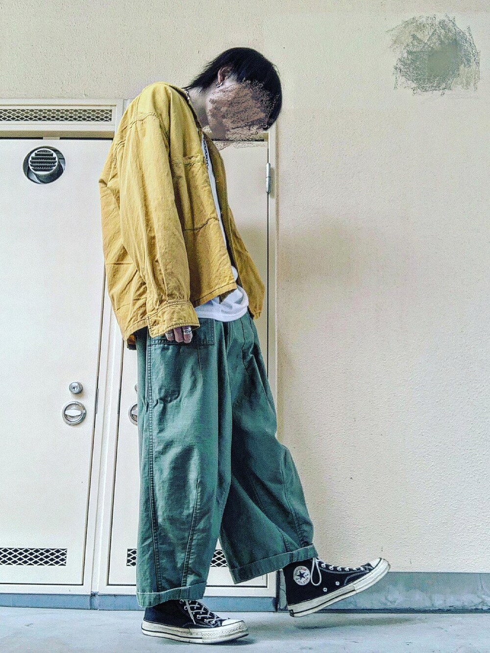 「キレイめ、おしゃれさんと繋がりたい、今日のコーデ、リラックススタイル、ラフコーデ、ビックシルエット、オーバーサイズ、春コーデ、春カラー、cavempt、NEEDLES、CT70s、converse、south2west8、シンプルコーデ」｜「Needlesの＜NEEDLES＞ FATIQUE PT/パンツ □□（カーゴパンツ、グリーン系）」を使った、pythonさん（メンズ・170cm）の春コーディネートの1枚目の写真