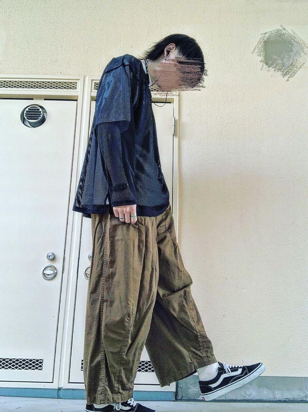 「大人カジュアル、リラックススタイル、春コーデ、ビッグシルエット、お洒落さんとつながりたい、おしゃれさんと繋がりたい、UNIQLO、south2west8、NEEDLES、VANS、ワイドパンツ、ヒザデルパンツ、休日スタイル、シアー、レイヤードスタイル」｜「South2 West8のアイテム（トップス、ブラック系）」を使った、pythonさん（メンズ・170cm）の春コーディネートの1枚目の写真