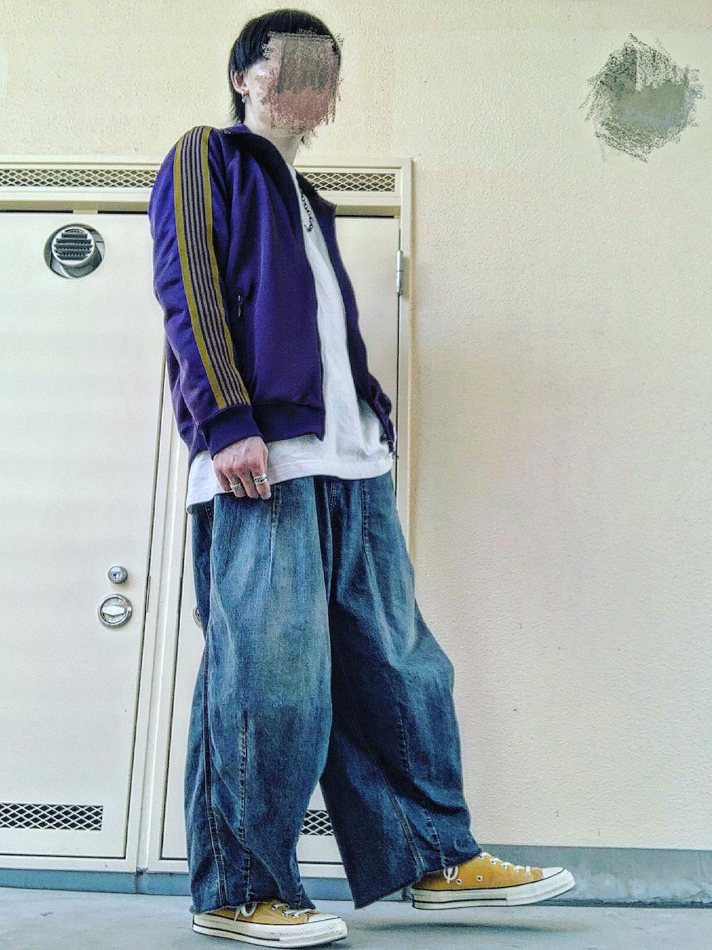 「お洒落さんとつながりたい、春夏コーデ、春服、低身長コーデ、NEEDLES、UNIQLO、ヒザデルパンツ、converse、CT70s、トラックジャケット、ストリートMIX、ストリートカジュアル、ビックシルエット、春カラー、デニムパンツ」｜「NeedlesのNEEDLES/ニードルズ H.D. PANT - JEAN / 12OZ DENIM VINTAGE KP200（パンツ、ブルー系）」を使った、pythonさん（メンズ・170cm）の春コーディネートの1枚目の写真