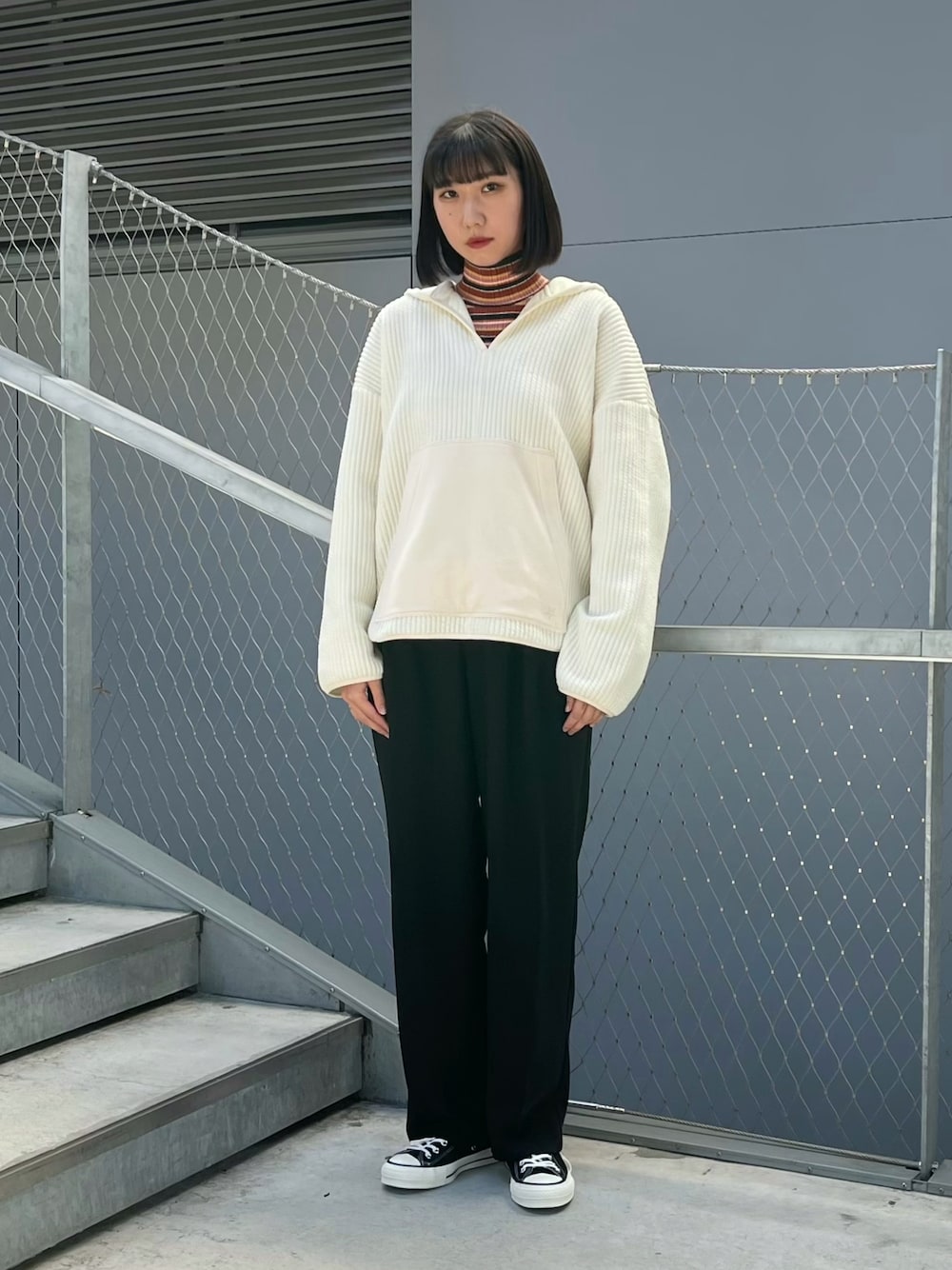 「converse、CONVERSE TOKYO、コンバース、オールスター、スラックス、ハイネック、プルオーバー」｜「CONVERSE TOKYOのダブルクロススラックス（スラックス、ブラック系）」を使った、なおさん（レディース・163cm）の秋コーディネートの1枚目の写真