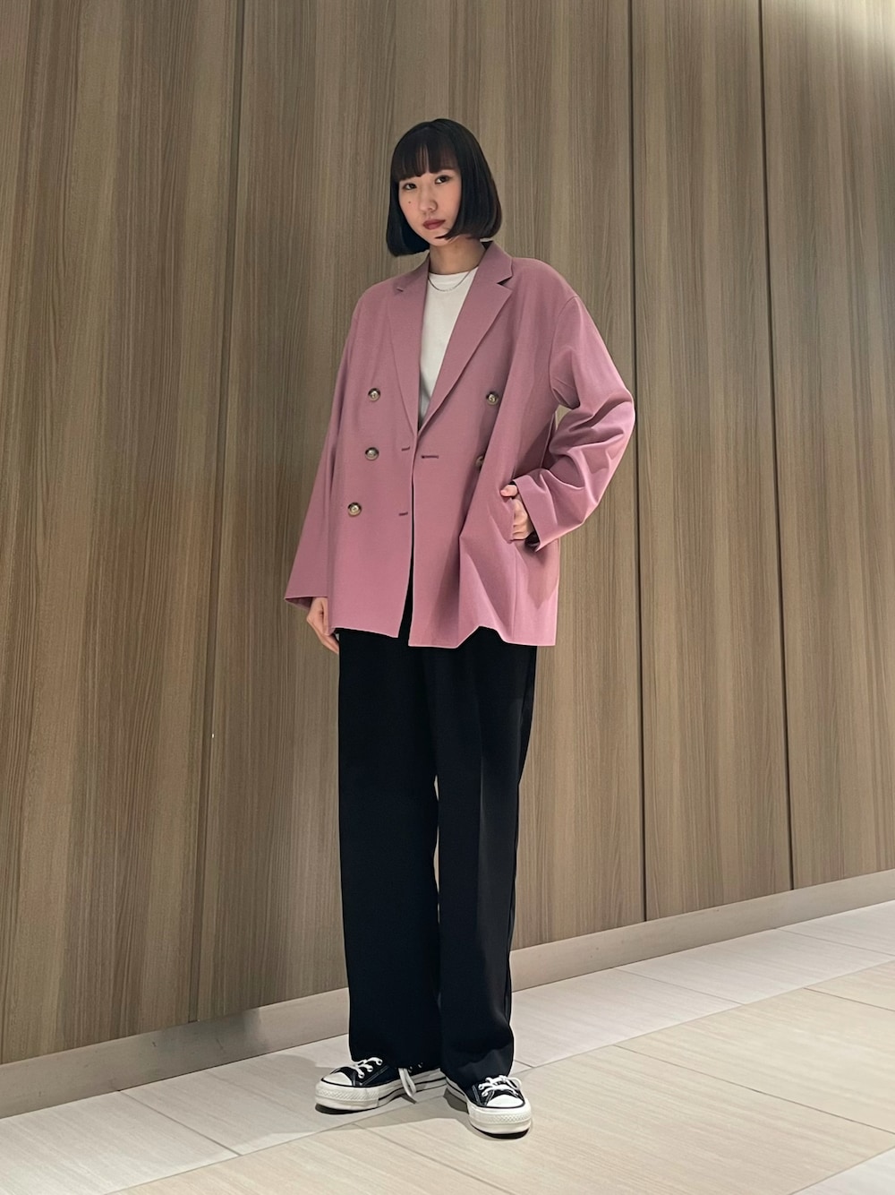 「converse、CONVERSE TOKYO、コンバース、春コーデ、ジャケット、ピンク、スラックス」｜「CONVERSE TOKYOのダブルクロススラックス（スラックス、ブラック系）」を使った、なおさん（レディース・163cm）の春コーディネートの1枚目の写真