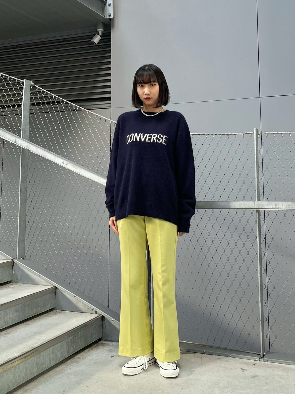 「CONVERSE TOKYO、converse、コンバーストウキョウ、コンバース、ニット」｜「CONVERSE TOKYOのフレアカットパンツ（その他パンツ、グリーン系）」を使った、なおさん（レディース・163cm）の秋コーディネートの1枚目の写真