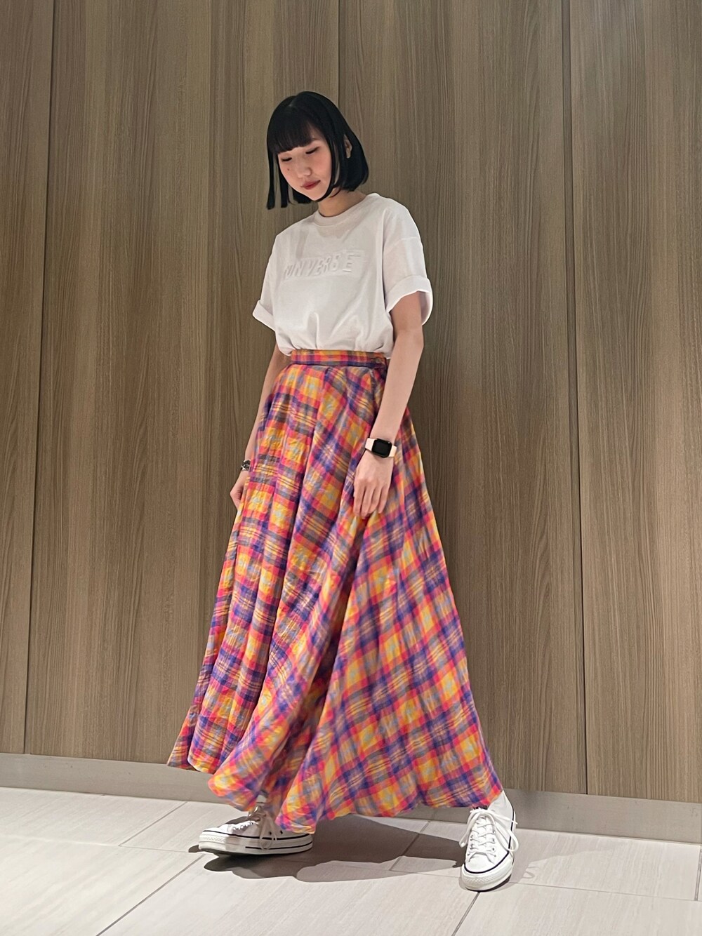 「converse、コンバース、CONVERSE TOKYO、春コーデ、夏コーデ、シンプルコーデ、スカート、チェック」｜「CONVERSE TOKYOのエンボスロゴTシャツ（Tシャツ/カットソー、ホワイト系）」を使った、なおさん（レディース・163cm）の春コーディネートの1枚目の写真