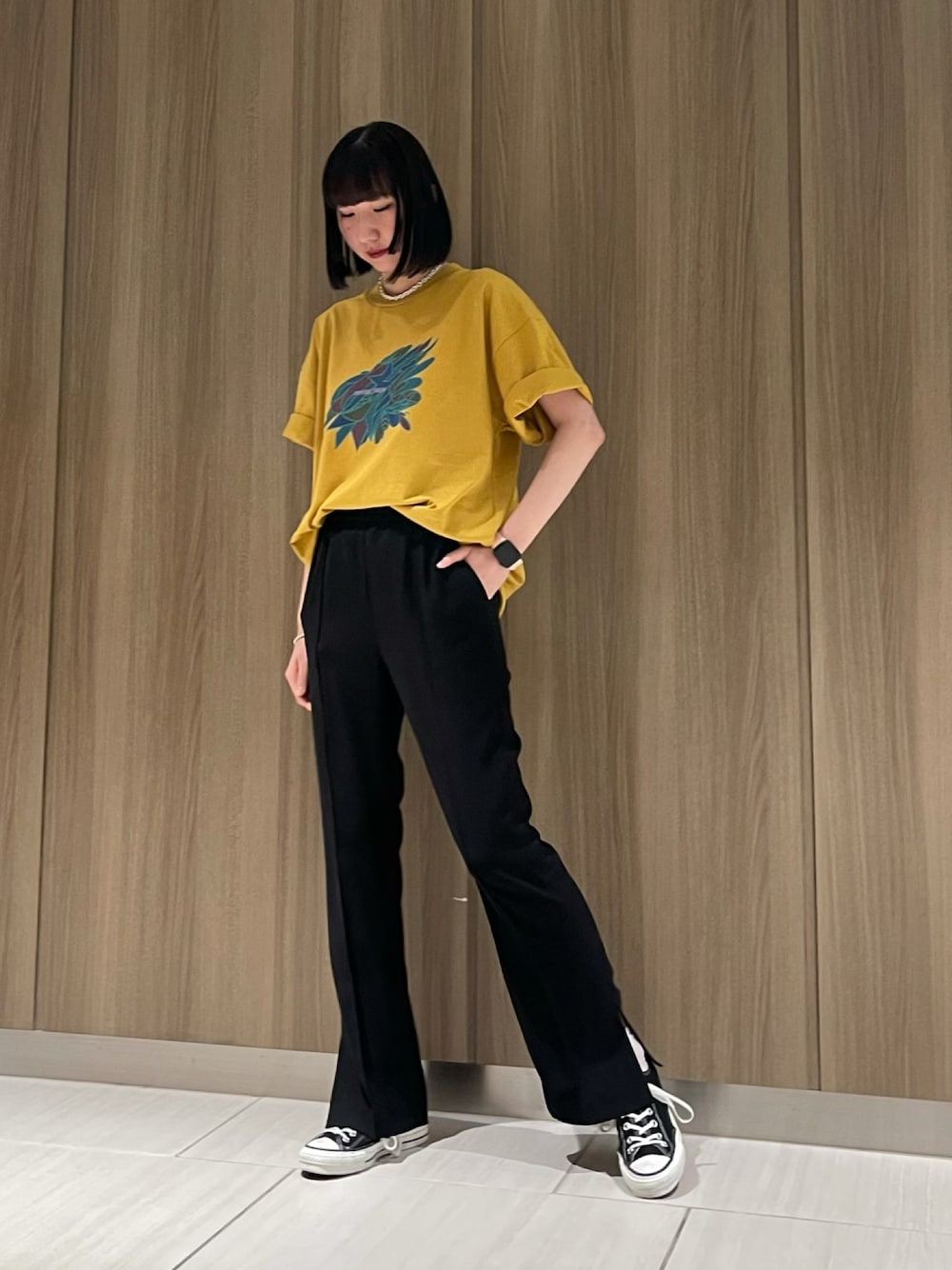「converse、CONVERSE TOKYO、コンバース、Tシャツ、パンツスタイル、夏コーデ、カジュアル、きれいめカジュアル」｜「CONVERSE TOKYOのジョーゼットセミフレアパンツ（その他パンツ、ブラック系）」を使った、なおさん（レディース・163cm）の春コーディネートの1枚目の写真