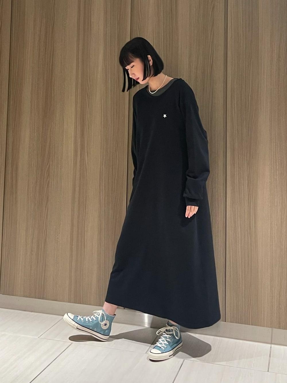 「converse、CONVERSE TOKYO、ハイカットスニーカー、ワンピース、黒、春コーデ」｜「CONVERSE TOKYOのバックオープンワンピース（ワンピース、ブラック系）」を使った、なおさん（レディース・163cm）の春コーディネートの1枚目の写真
