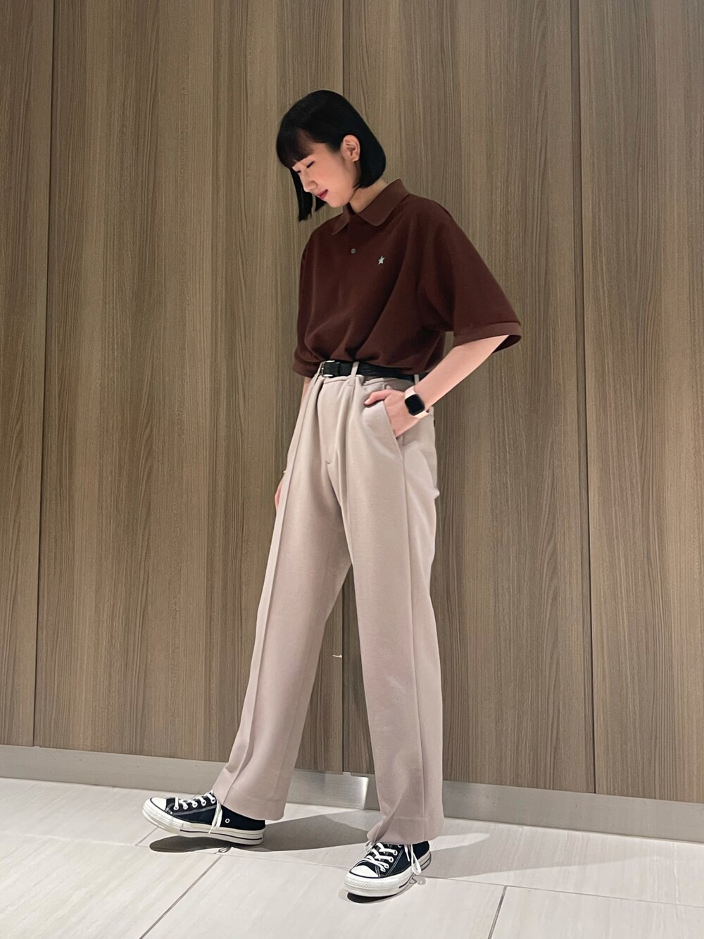「converse、CONVERSE TOKYO、コンバース、ポロシャツ、スラックス、パンツスタイル、春コーデ、夏コーデ」｜「CONVERSE TOKYOのミラノリブポロシャツ（ポロシャツ、ブラウン系）」を使った、なおさん（レディース・163cm）の春コーディネートの1枚目の写真