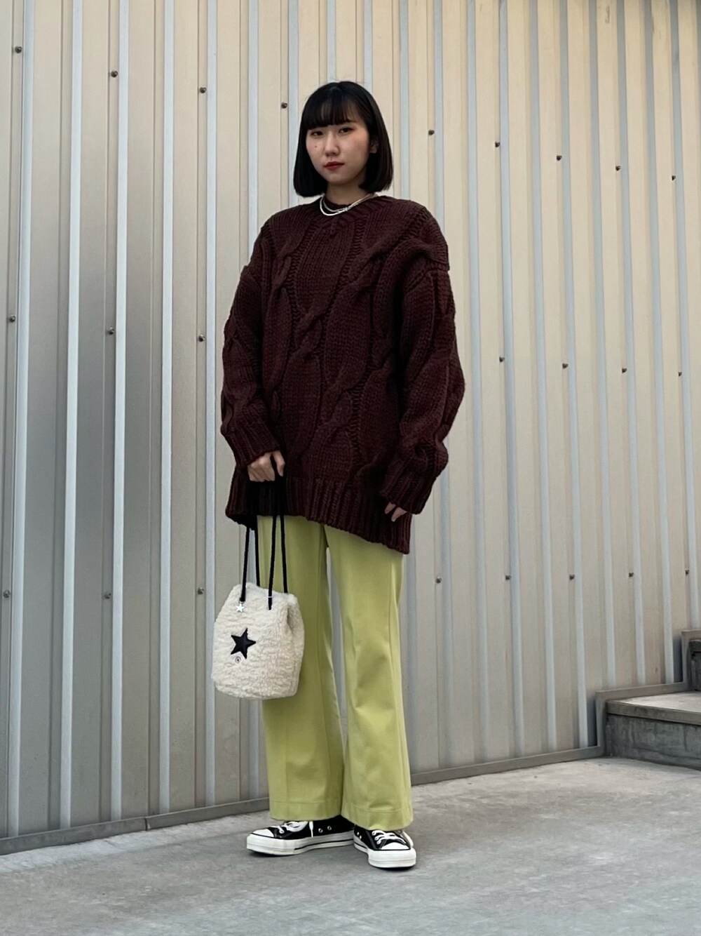「ニット、コンバース、バッグ、converse、ローゲージニット、冬コーデ、オールスター、CONVERSE TOKYO、ケーブルニット」｜「CONVERSE TOKYOのローゲージケーブルニット（ニット/セーター、ブラウン系）」を使った、なおさん（レディース・163cm）の秋コーディネートの1枚目の写真