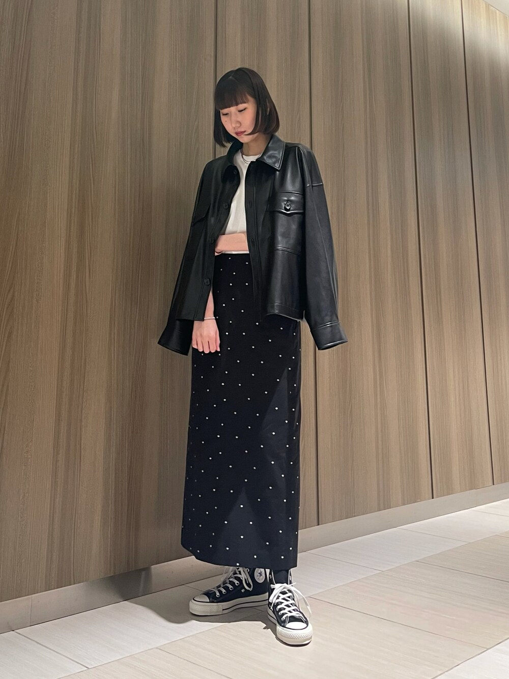 「フェイクレザー、ジャケット、CPOジャケット、スカート、コンバース、converse、CONVERSE TOKYO」｜「CONVERSE TOKYOのヴィーガンレザーCPOジャケット（ミリタリージャケット、ブラック系）」を使った、なおさん（レディース・163cm）の春コーディネートの1枚目の写真