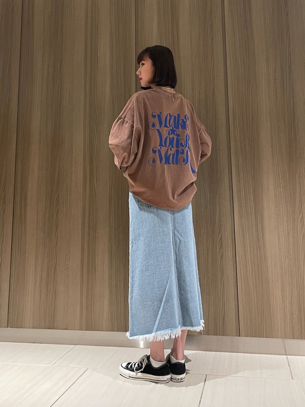 「CONVERSE TOKYO、converse、コンバース、ロンT、デニム、スカート、春」｜「CONVERSE TOKYOのフリンジヘムデニムスカート（スカート、ブルー系）」を使った、なおさん（レディース・163cm）の春コーディネートの1枚目の写真