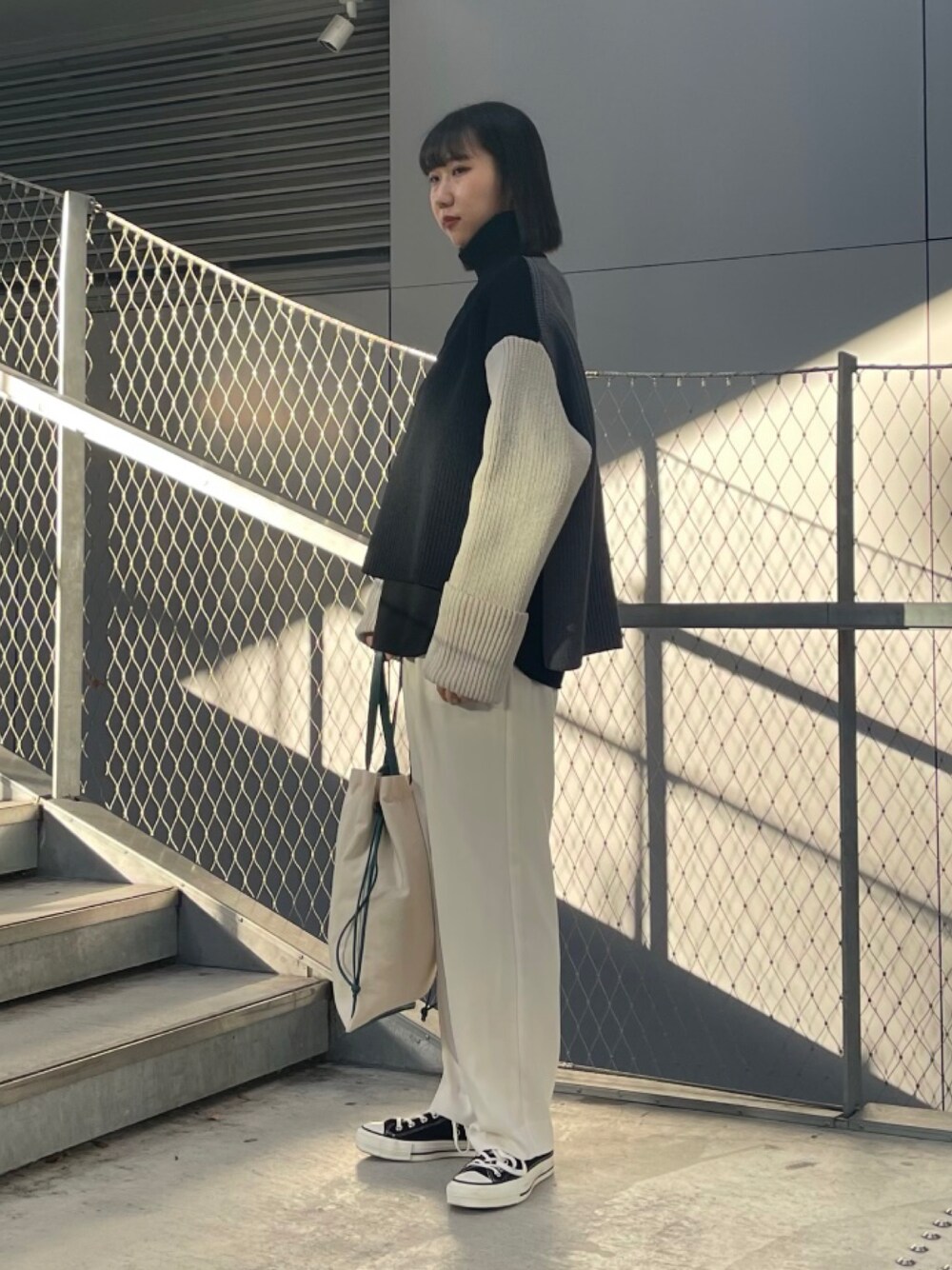「CONVERSE TOKYO、converse、コンバース、オールスター、秋冬コーデ、ニット、スラックス」｜「CONVERSEのCONVERSE コンバース オール スター ジャパン オックス / ALL STAR J OX (BLACK) 32167431（スニーカー、ブラック系）」を使った、なおさん（レディース・163cm）の秋コーディネートの1枚目の写真