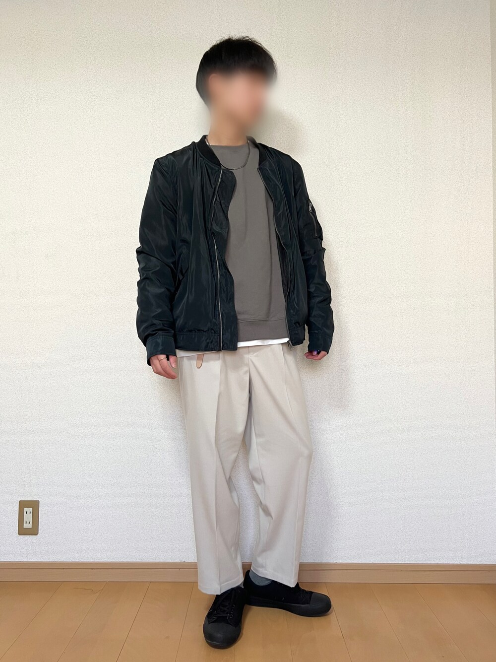 「古着、MA-1、UNIQLO、冬コーデ、オーバーサイズ、キレイめ、プチプラ、スウエット、きれいめカジュアル、シンプルコーデ、モノトーンコーデ、秋コーデ、お洒落さんとつながりたい、WYM、未来のWEARISTAプロジェクト」｜「古着（MA-1）のアイテム（MA-1、ブラック系）」を使った、sica/相互フォローさん（メンズ・175cm）の冬コーディネートの1枚目の写真