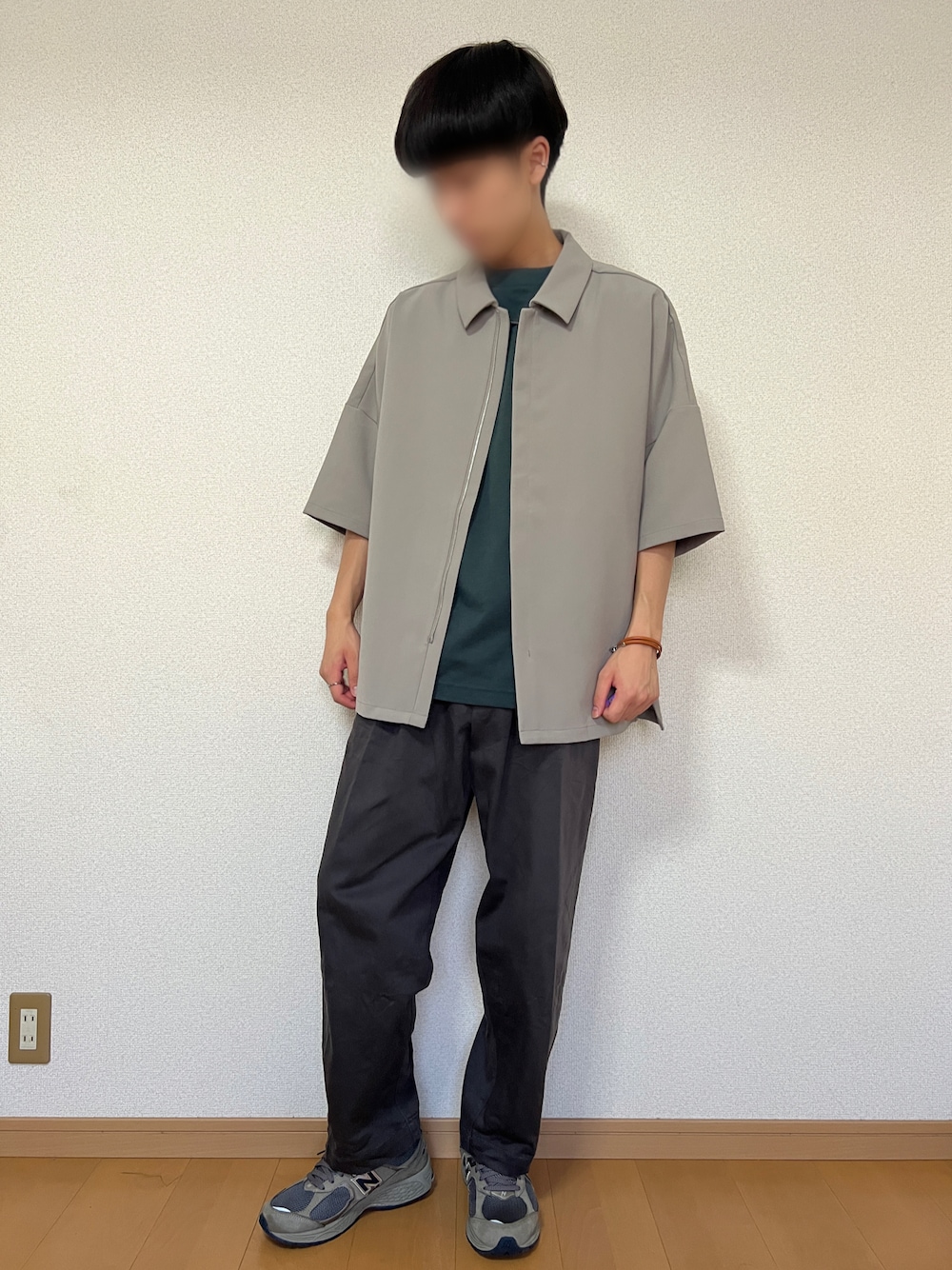 ベージュ系のシャツ/ブラウス、ホワイト系のTシャツ/カットソー、グレー系のその他パンツを着用したメンズの秋コーディネートの1枚目の写真