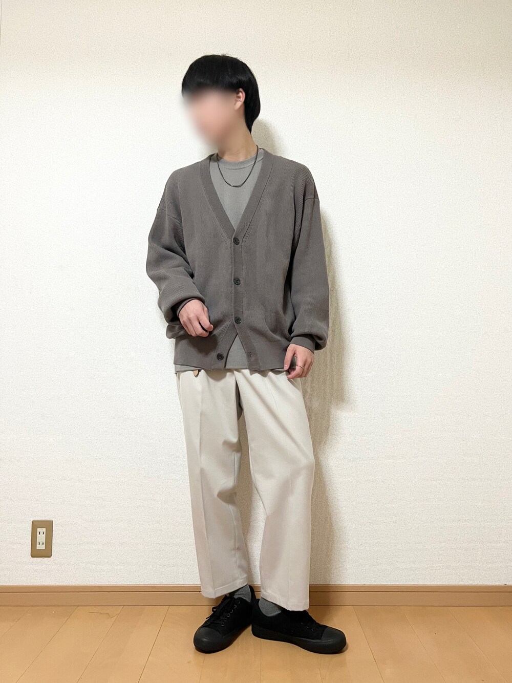 ベージュ系のカーディガン/ボレロ、ベージュ系のニット/セーター、ホワイト系のその他パンツを着用したメンズの冬コーディネートの1枚目の写真