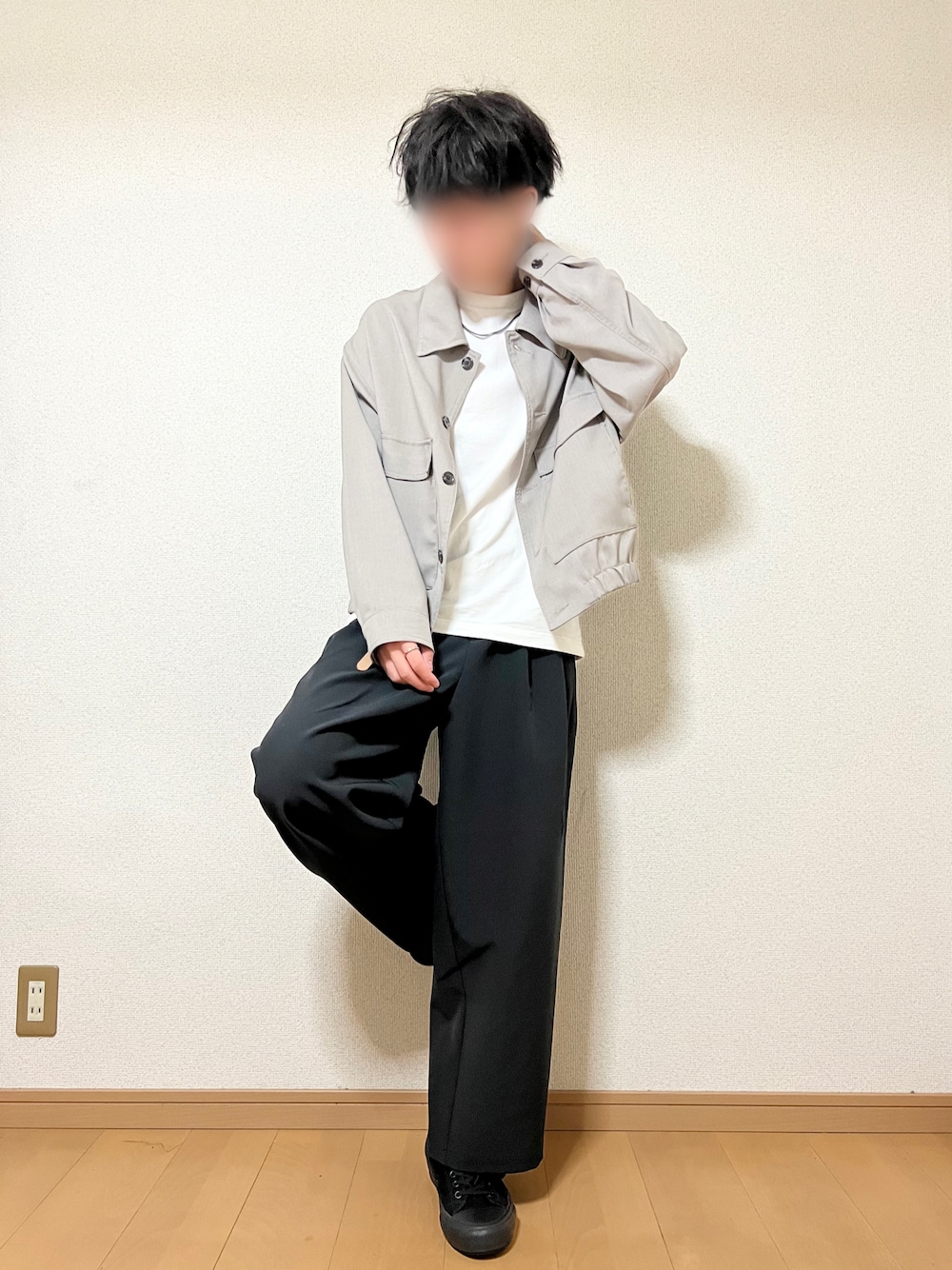 ベージュ系のセットアップ、ホワイト系のTシャツ/カットソー、グレー系のスラックスを着用したメンズの冬コーディネートの1枚目の写真