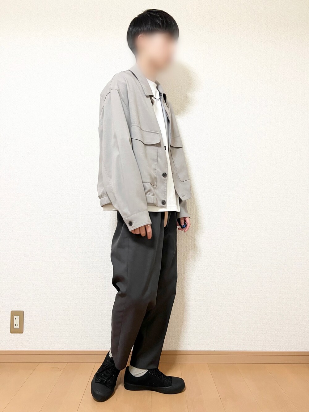 ベージュ系のセットアップ、ホワイト系のTシャツ/カットソー、ブラック系のスラックスを着用したメンズの秋コーディネートの1枚目の写真