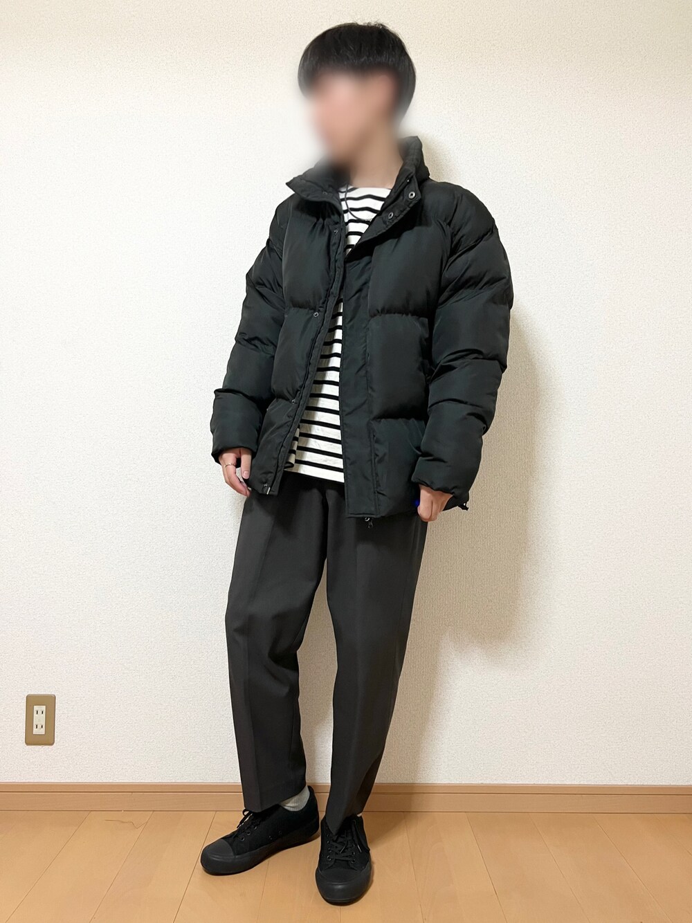 「ダウンジャケット、カジュアル、シンプル、ワントーンコーデ、UNIQLO、秋のコーデ、スラックス、スニーカーコーデ、キレイめ、ボーダートップス、シンプルスタイル、おしゃれ、お洒落さんとつながりたい、WYM、LILL」｜「LILLのビッグシルエットハイネックエコダウンジャケット（ダウンジャケット/コート、ブラック系）」を使った、sica/相互フォローさん（メンズ・175cm）の秋コーディネートの1枚目の写真