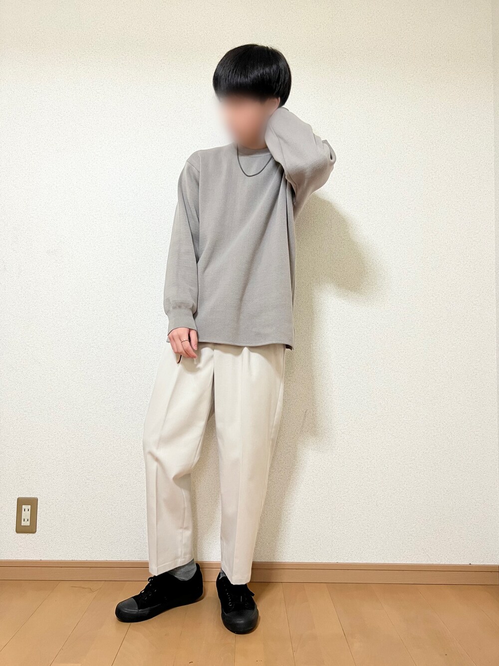 ベージュ系のニット/セーター、ホワイト系のTシャツ/カットソー、ホワイト系のその他パンツを着用したメンズの冬コーディネートの1枚目の写真