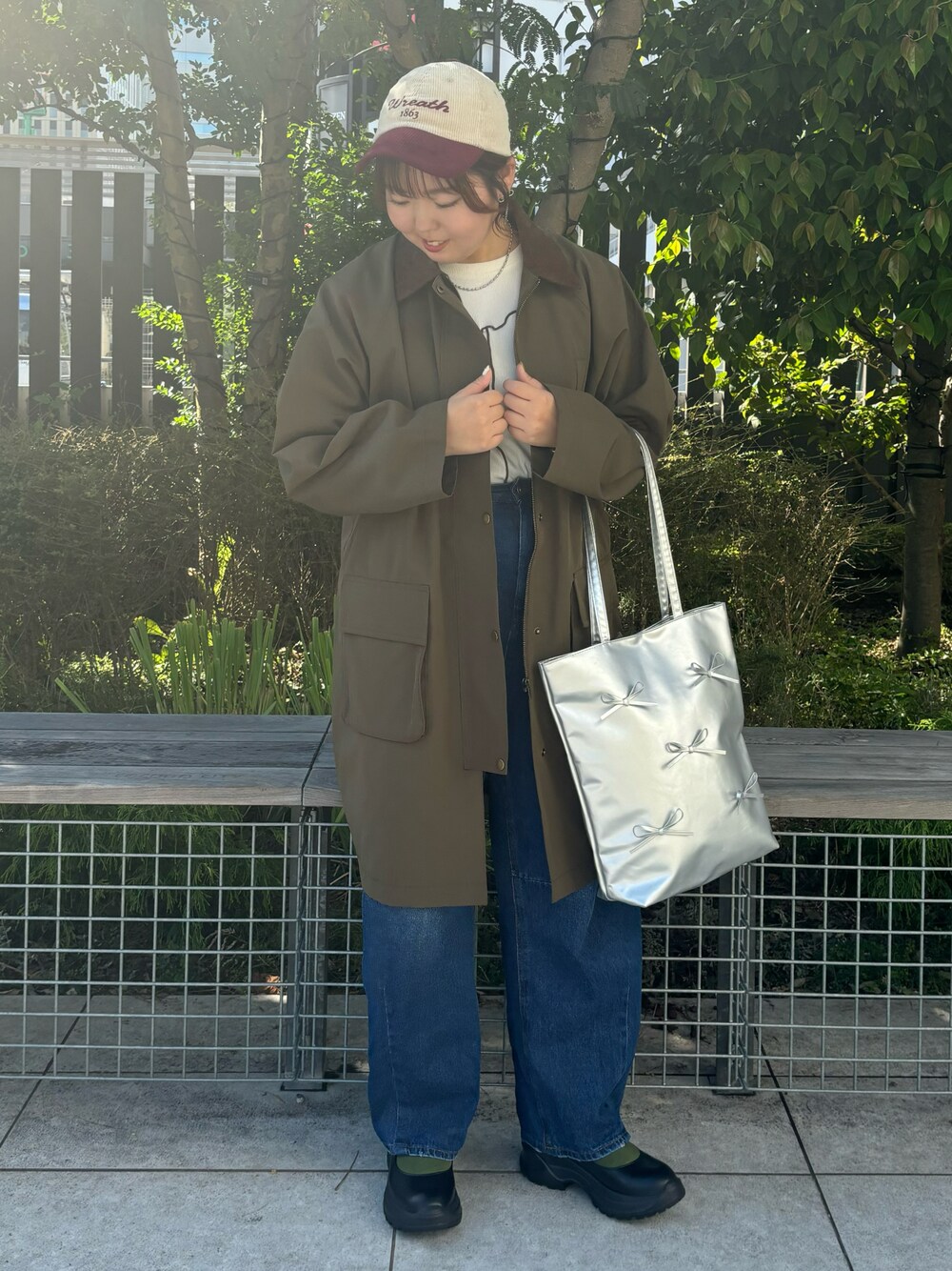 「ehka sopo、イエベ秋、骨格ストレート、カジュアル、カジュアルコーデ、コート、コーデュロイ、デニム、デニムパンツ、秋コーデ、秋冬コーデ」｜「ehka sopoのコーデュロイ襟コート（その他アウター、グリーン系）」を使った、naoさん（骨格ストレート・レディース・159cm）の秋コーディネートの1枚目の写真