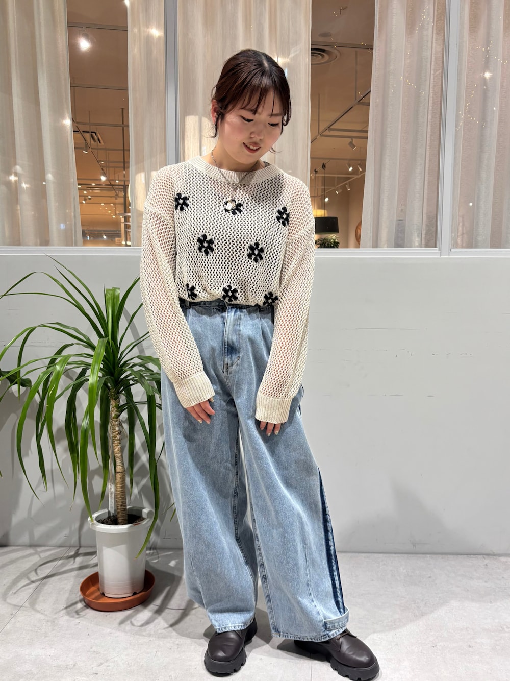 花柄メッシュニットプルオーバーを使った人気ファッション