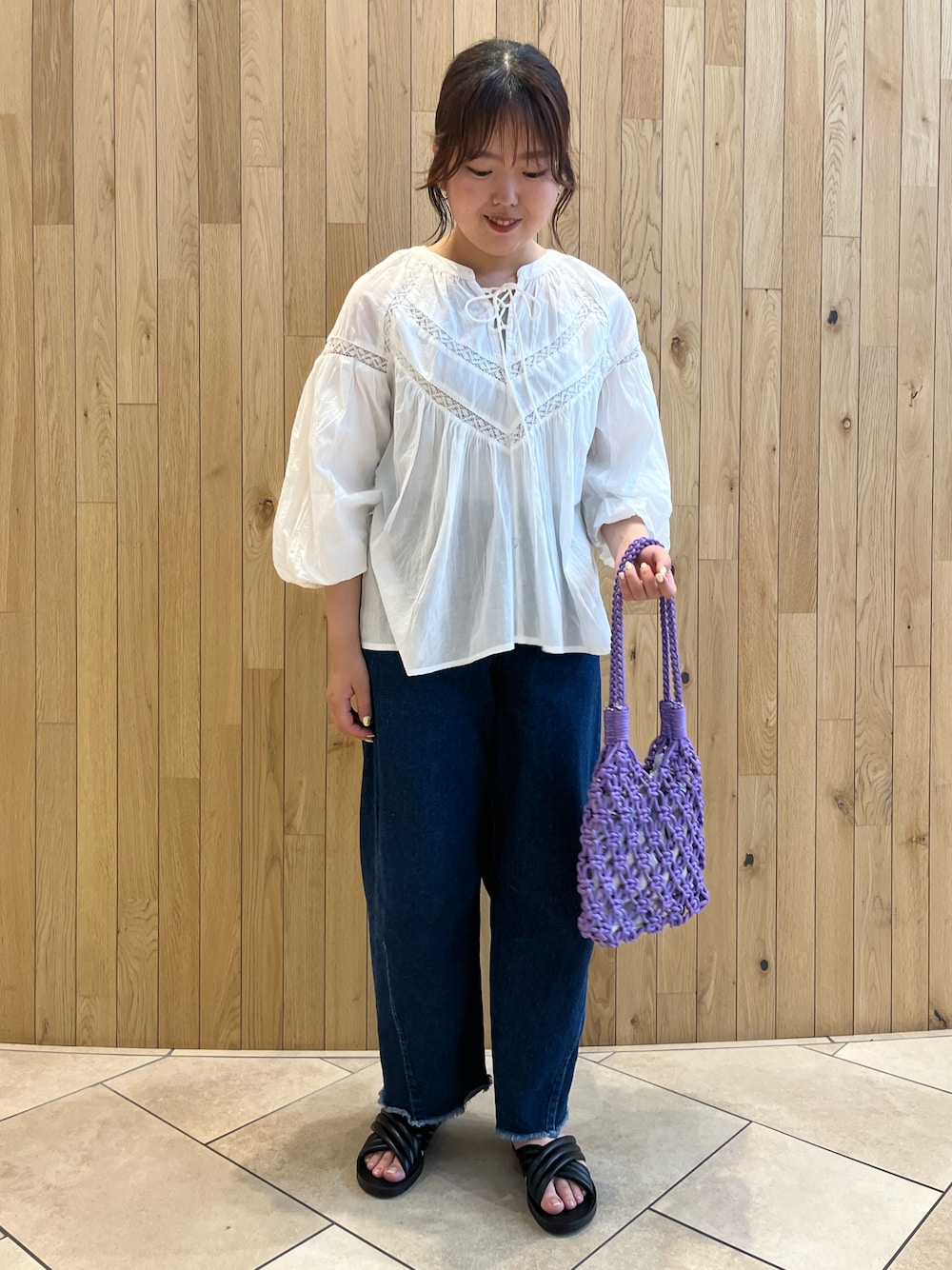 「Samansa Mos2 blue、インド綿、ブラウス、デニム、デニムパンツ、カーブパンツ、カジュアル、夏コーデ、夏、骨格ストレート、イエベ秋」｜「Samansa Mos2 blueの【Made in India】レース切替ブラウス（シャツ/ブラウス、ホワイト系）」を使った、naoさん（骨格ストレート・レディース・159cm）の夏コーディネートの1枚目の写真