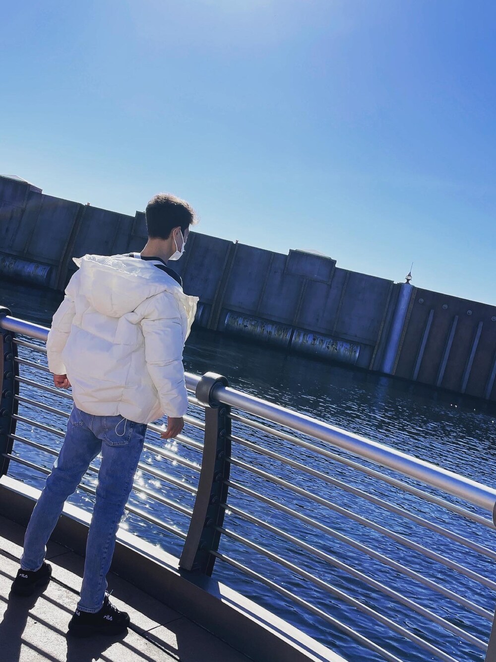 「ZARA、FILA」｜「ZARA MANのアイテム（ジャケット/アウター、ホワイト系）」を使った、I’m _Tさん（メンズ・188cm）の冬コーディネートの1枚目の写真