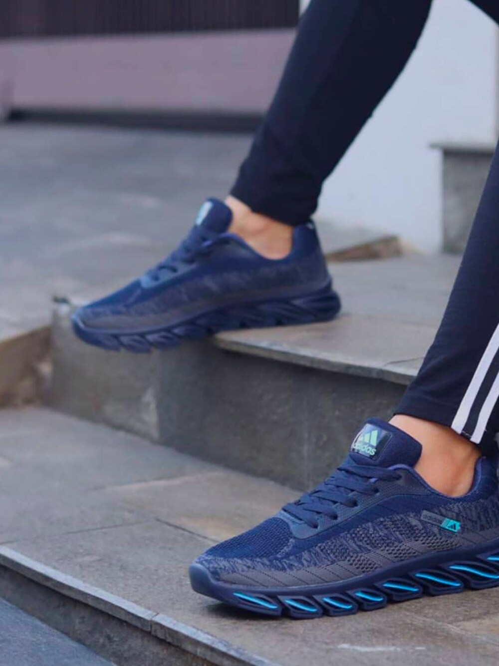 「summer、girl、boy、sporty、fashion」｜「adidasのアイテム（パンツ、ブラック系）」を使った、I’m _Tさん（メンズ・188cm）の秋コーディネートの1枚目の写真