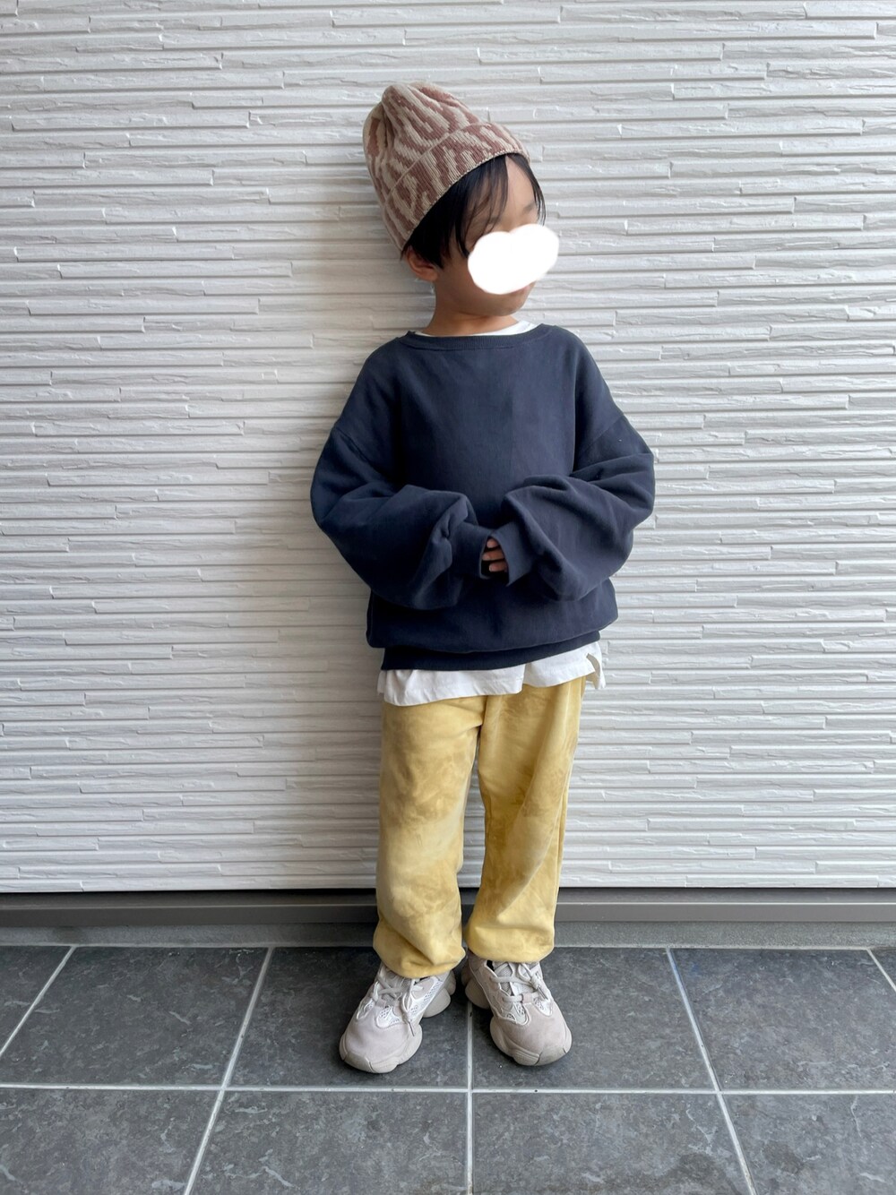 「秋冬コーデ、カジュアルコーデ、スニーカーコーデ、ボリューム袖、ニット帽、キッズファッション、小学生、男の子コーデ、タイダイ柄、ダッドスニーカー、6歳、オーバーサイズ、レイヤード」｜「omnのアイテム（スウェットパンツ、イエロー系）」を使った、tenmaruさん（キッズ・110cm）の秋コーディネートの1枚目の写真