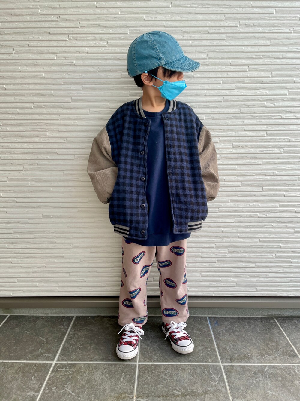 「キッズコーデ、カジュアルコーデ、小学生、スニーカー、チェック、オーバーサイズ、柄×柄、柄パンツ、スタジャン、男の子コーデ、通学コーデ、小学生コーデ、ワイドパンツ、ワイドシルエット、コンバース」｜「omnのアイテム（キャップ、ブルー系）」を使った、tenmaruさん（キッズ・110cm）の秋コーディネートの1枚目の写真