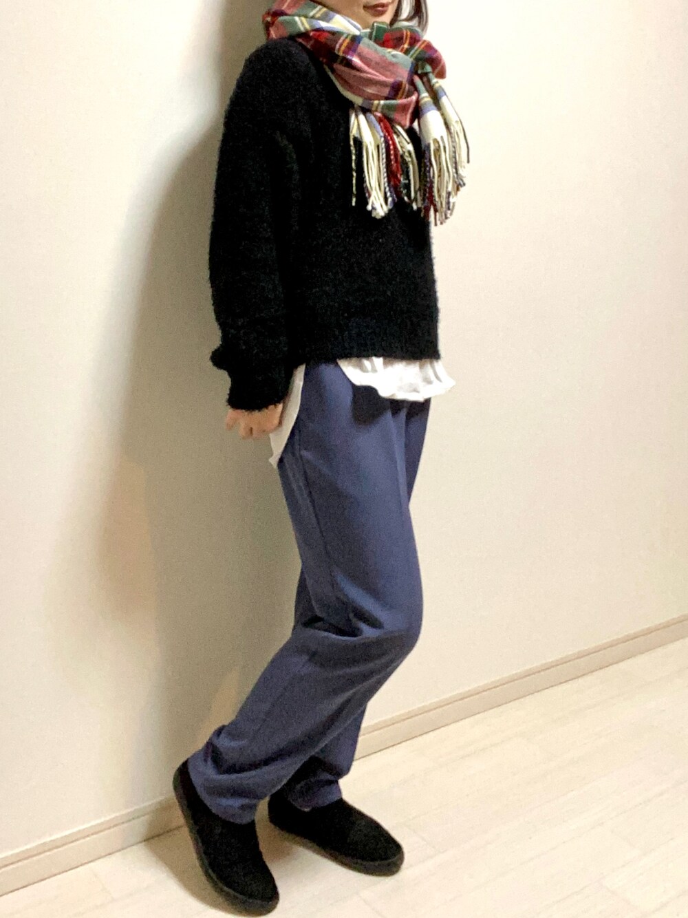 「大人カジュアル、パンツスタイル、カラーパンツ、スラックス、ブルー、マフラーぐるぐる、チェック、チェック柄に恋してる、チェックストール、ニット、ニットコーデ、ロンT、レイヤードスタイル、スニーカー、スリッポン」｜「chocol raffine robeのアイテム（スラックス、ブルー系）」を使った、mikekkoさん（レディース・155cm）の冬コーディネートの1枚目の写真