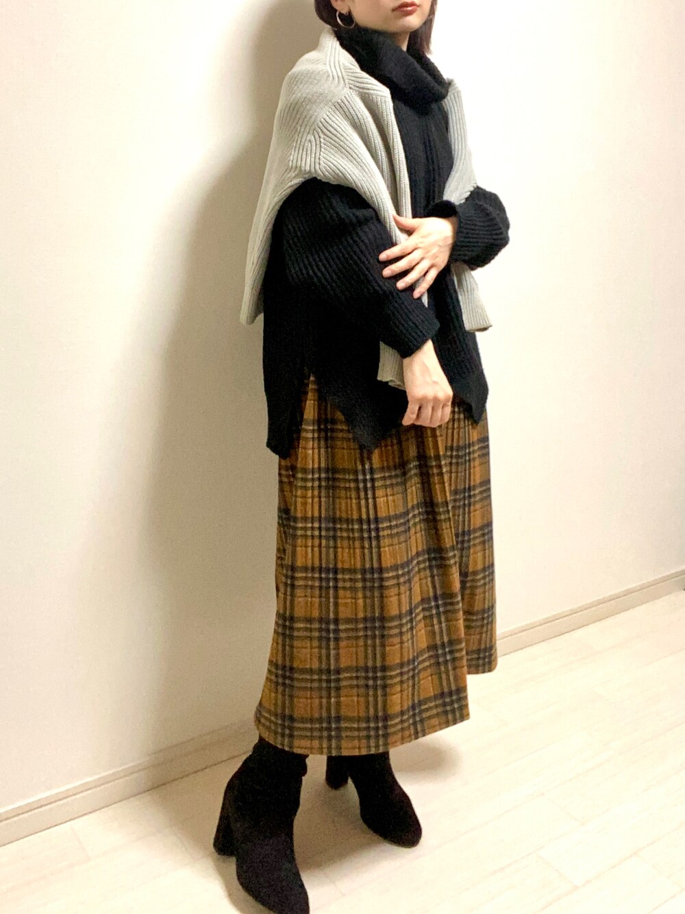 「オトナ女子、低身長コーデ、タートルネック、タートルネックニット、ゆるニット、studio clip、カーディガン、カーディガン肩かけ、UNIQLO、スカートスタイル、スカート、チェックスカート、ブーツ、ショートブーツ、ブラック」｜「studio CLIPの5ゲージザックリタートルネックプルオーバー（ニット/セーター、ブラック系）」を使った、mikekkoさん（レディース・155cm）の春コーディネートの1枚目の写真