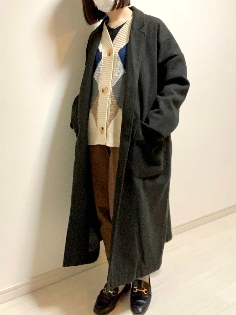 ブラック系のローファー、ブラック系のジャケット/アウター、ブラウン系のパンツを着用したレディースの冬コーディネートの1枚目の写真