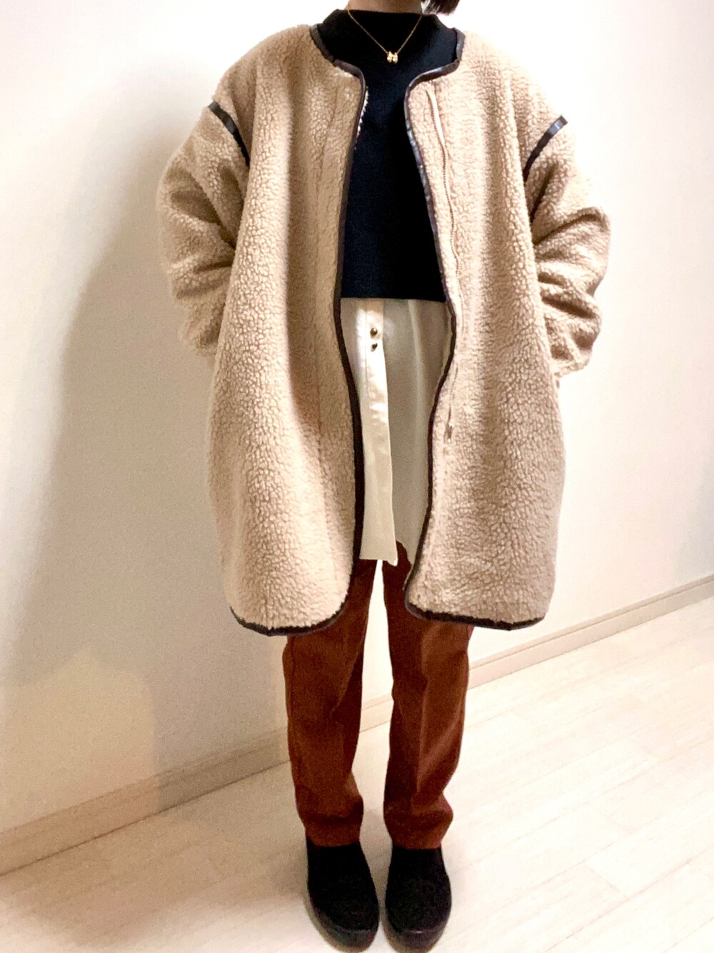 「ボアジャケット、ボアコート、ボア、ベージュ、ベスト、黒、ロングシャツ、ブラウス、パンツスタイル、カラーパンツ、オレンジ、フラットシューズ、スリッポン、休日スタイル、低身長コーデ」｜「DISCOATの【ZOZO限定】ウールライクセンタープレスパンツ（スラックス、オレンジ系）」を使った、mikekkoさん（レディース・155cm）の冬コーディネートの1枚目の写真