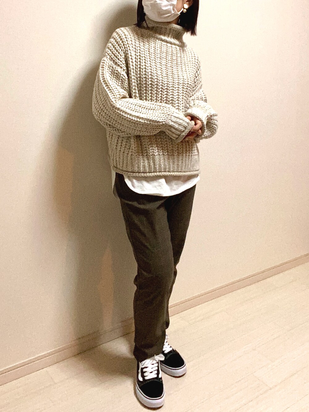 グリーン系のスラックス、ブラック系のスニーカー、ホワイト系のTシャツ/カットソーを着用したレディースの秋コーディネートの1枚目の写真