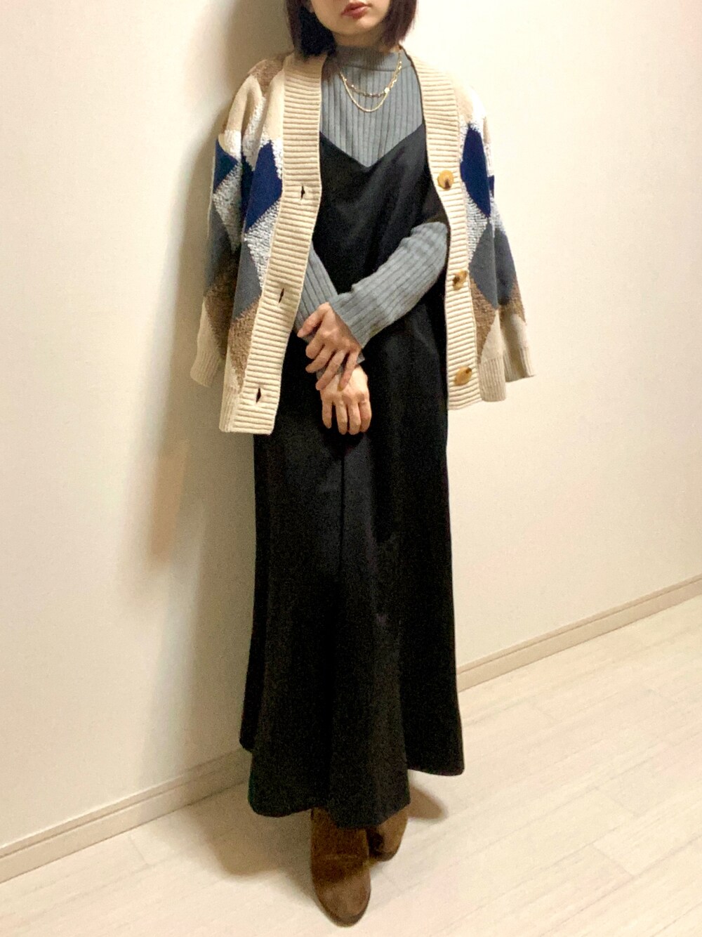 「大人ガーリー、カーディガン、アーガイル柄、ニット、グレー、ワンピース、ロングワンピース、ワンピーススタイル、キャミワンピ、ブラック、BEAMS HEART、ブーツ、ショートブーツ、低身長コーデ、ベーシックカラー」｜「RETRO GIRLのアイテム（ニット/セーター、グレー系）」を使った、mikekkoさん（レディース・155cm）の冬コーディネートの1枚目の写真
