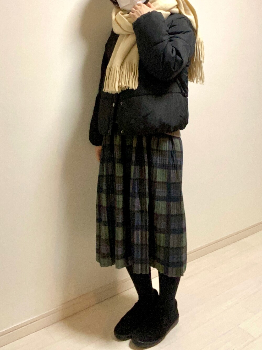 「冬コーデ、ダウンジャケット、黒、chocol raffine robe、ニット、マフラー、スカート、スカートスタイル、チェックスカート、チェック柄に恋してる、グリーン、DAYCLOSET、フラットシューズ、大人ガーリー、低身長コーデ」｜「YEVSのアイテム（ストール/ショール、ベージュ系）」を使った、mikekkoさん（レディース・155cm）の冬コーディネートの1枚目の写真