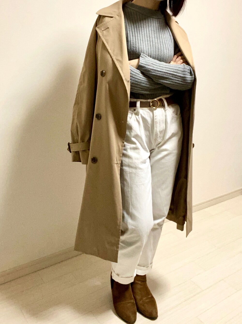 ホワイト系のデニムパンツ、イエロー系のブーツ、グレー系のニット/セーターを着用したレディースの秋コーディネートの1枚目の写真